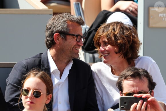 Fabien Galthié et sa femme Coline Galthié - Célébrités dans les tribunes des internationaux de France de tennis de Roland Garros à Paris, France, le 6 juin 2019. © Jacovides-Moreau/Bestimage 