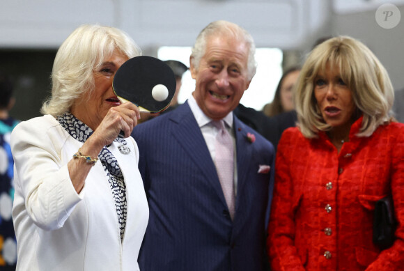 Le roi Charles III d'Angleterre, Camilla Parker Bowles et Brigitte Macron visitent une association sportive à Saint-Denis, le 21 septembre 2023.