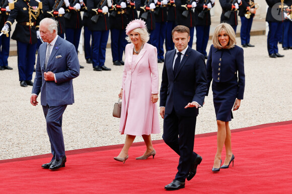 "Si vous voulez mon avis, c'est un peu chiant... mais s'ils m'invitent à dîner, je suis carrément partante."
Le roi Charles III d'Angleterre, Emmanuel Macron, Camilla Parker Bowles et Brigitte Macron - Le roi et la reine d'Angleterre reçus au palais de l'Elysée à Paris. Le 20 septembre 2023 © Moreau-Jacovides / Bestimage