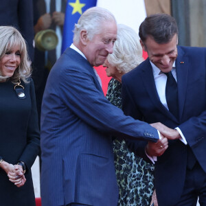 Le roi Charles III et la reine consort Camilla sont de passage à Paris.
Emmanuel Macron et sa femme la Première Dame Brigitte Macron raccompagnent le roi Charles III d'Angleterre et Camilla Parker Bowles, reine consort d'Angleterre, au palais de L'Elysée à Paris. © Cyril Moreu/Bestimage