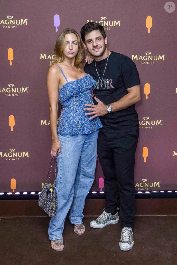 Elle a dit 'oui' à son chéri le 21 septembre à Saint-Tropez
Carla Ginola et son compagnon Adrien au photocall de la soirée "Magnum" lors du 75ème Festival International du Film de Cannes. © Jack Tribeca / Bestimage 