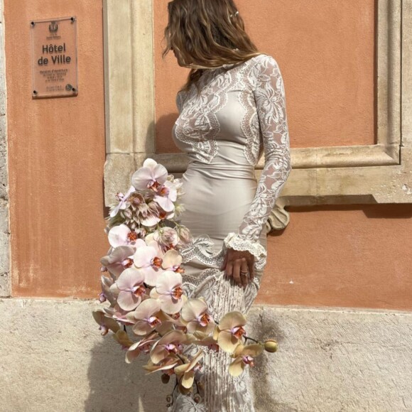 Et un immense bouquet fait d'orchidées rose poudré 
Carla Ginola s'est mariée avec son compagnon Adrien à Saint-Tropez