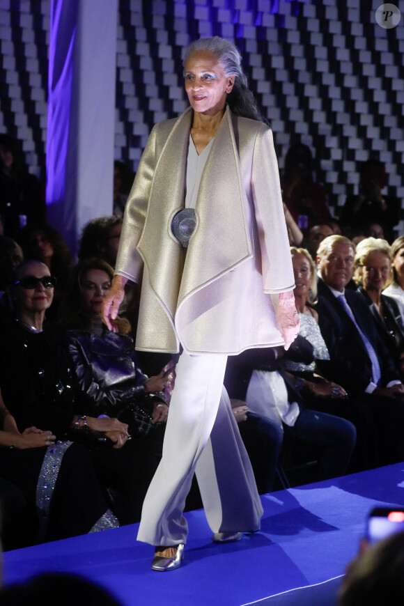 La mannequin légendaire Alva Chinn - Défilé de mode féminine prêt-à-porter printemps-été 2024 Pierre Cardin à l'Espace Niemeyer. Paris, le 25 septembre 2023. © Christophe Clovis / Bestimage
