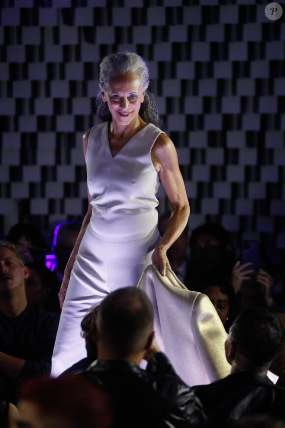 La mannequin légendaire Alva Chinn - Défilé de mode féminine prêt-à-porter printemps-été 2024 Pierre Cardin à l'Espace Niemeyer. Paris, le 25 septembre 2023. © Christophe Clovis / Bestimage