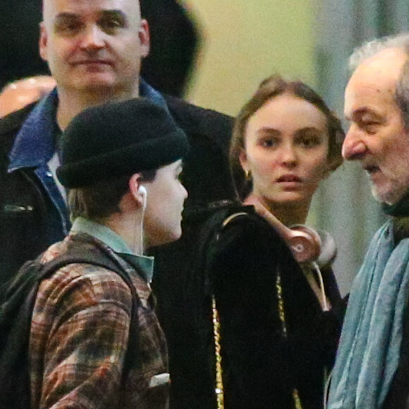 Exclusif - Vanessa Paradis vient chercher ses enfants Lily-Rose et Jack Depp à l'aéroport Roissy CDG, près de Paris le 19 mars 2017. Elle est accompagnée de son homme de confiance et chauffeur Philippe Fendt.