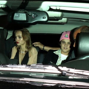 Johnny Depp et ses enfants Lily-Rose et Jack John Christopher, sortent du restaurant "Ago" à Los Angeles . © CPA/Bestimage
