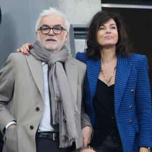 Pascal Praud et sa compagne Catherine dans les tribunes du match de football de la Coupe de France "Nantes vs Toulouse" au Stade de France à Paris. Le 29 avril 2023 © Cyril Moreau / Bestimage