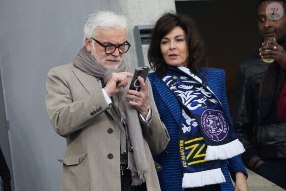 Pascal Praud et sa compagne Catherine dans les tribunes du match de football de la Coupe de France "Nantes vs Toulouse" au Stade de France à Paris. Le 29 avril 2023 © Cyril Moreau / Bestimage