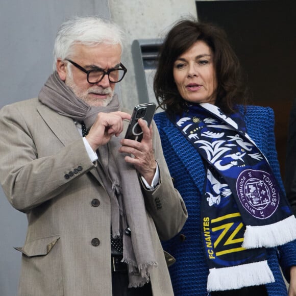 Pascal Praud et sa compagne Catherine dans les tribunes du match de football de la Coupe de France "Nantes vs Toulouse" au Stade de France à Paris. Le 29 avril 2023 © Cyril Moreau / Bestimage