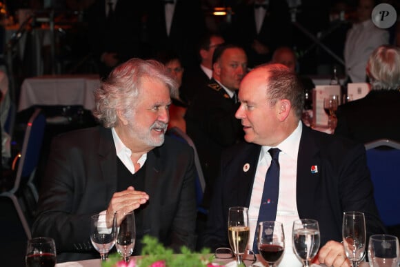 Exclusif - Roland Magdane et le prince Albert II de Monaco - Dîner de gala pour célébrer le 200ème anniversaire de la création du corps des carabiniers de la principauté de Monaco à la salle des Etoiles à Monaco, le 8 décembre 2017 © JC Vinaj/Pool Restreint Monaco/Bestimage 