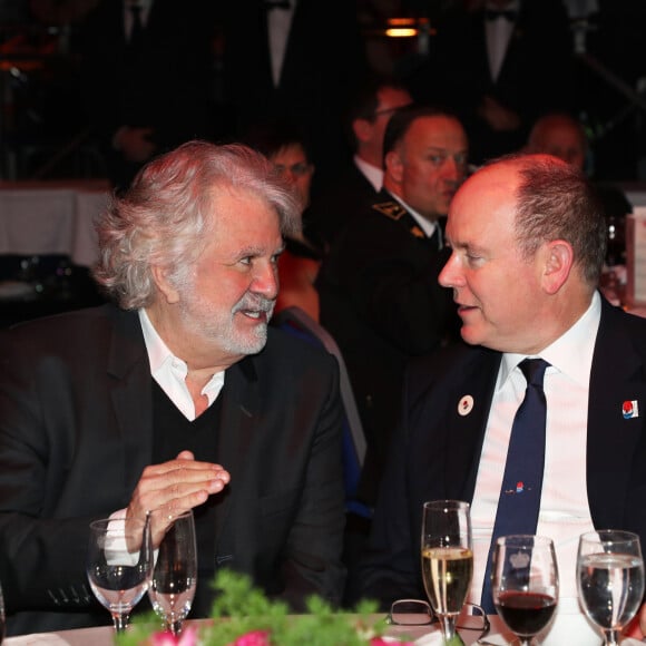 Exclusif - Roland Magdane et le prince Albert II de Monaco - Dîner de gala pour célébrer le 200ème anniversaire de la création du corps des carabiniers de la principauté de Monaco à la salle des Etoiles à Monaco, le 8 décembre 2017 © JC Vinaj/Pool Restreint Monaco/Bestimage 