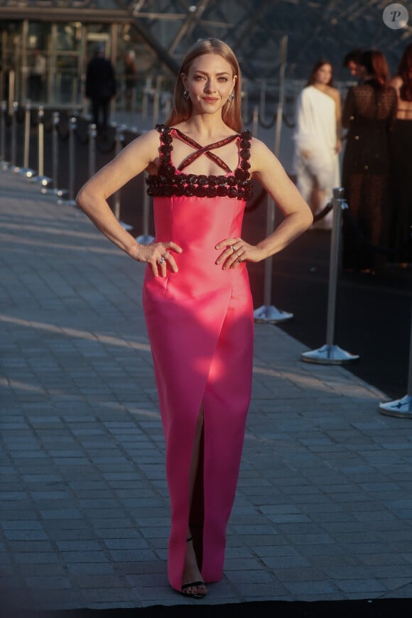 Amanda Seyfried - Photocall de la soirée Lancome X Louvre lors de la Fashion week de Paris (PFW), dans la cour du musée du Louvre, à Paris, France, le 26 septembre 2023. © Christophe Clovis/Bestimage 