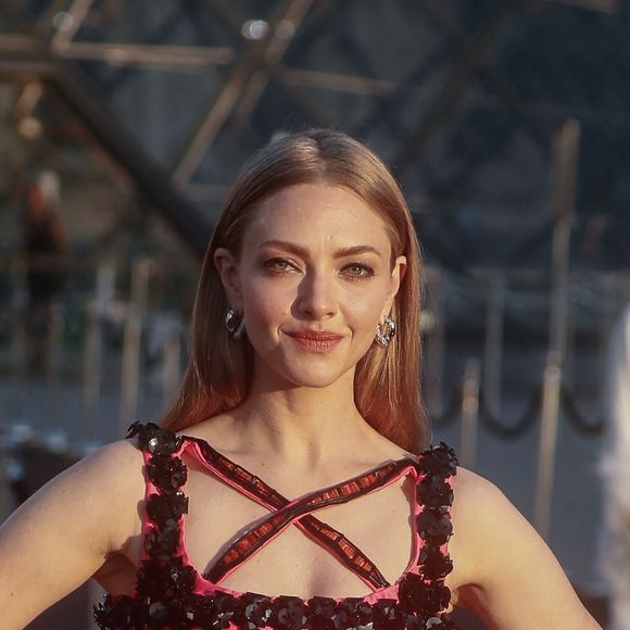 Amanda Seyfried - Photocall de la soirée Lancome X Louvre lors de la Fashion week de Paris (PFW), dans la cour du musée du Louvre, à Paris, France, le 26 septembre 2023. © Christophe Clovis/Bestimage 