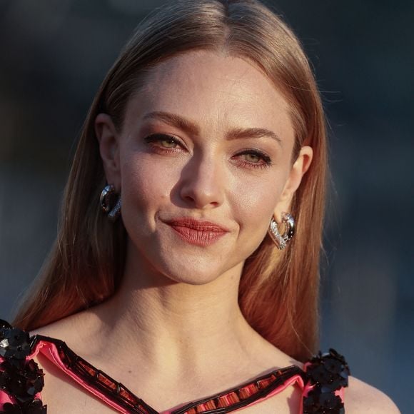 Amanda Seyfried - Photocall de la soirée Lancome X Louvre lors de la Fashion week de Paris (PFW), dans la cour du musée du Louvre, à Paris, France, le 26 septembre 2023. © Christophe Clovis/Bestimage 