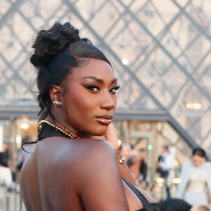 Alors qu'on pensait Aya Nakamura séparée du producteur, ils étaient très complices
Aya Nakamura - Photocall de la soirée Lancome X Louvre lors de la Fashion week de Paris (PFW), dans la cour du musée du Louvre, à Paris, France, le 26 septembre 2023. © Christophe Clovis/Bestimage 