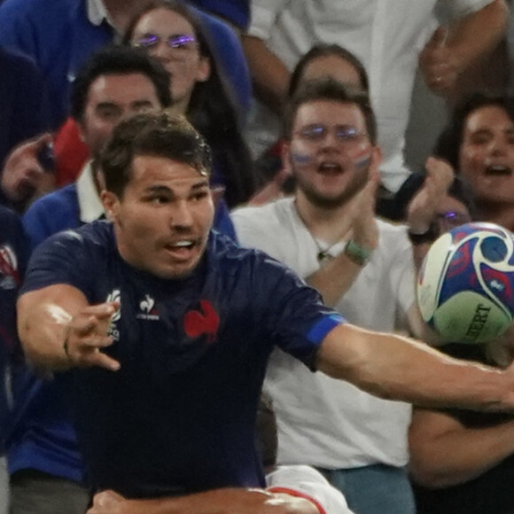 "La priorité c'était sa fracture, on n'a pas pu l'évaluer dans un premier temps", indique Bruno Boussagol, le manager santé du XV de France.
Antoine Dupont (France) - Coupe du Monde de Rugby France 2023 du match de Poule A entre la France et la Namibie (96-0) au stade Velodrome à Marseille le 21 septembre 2023.