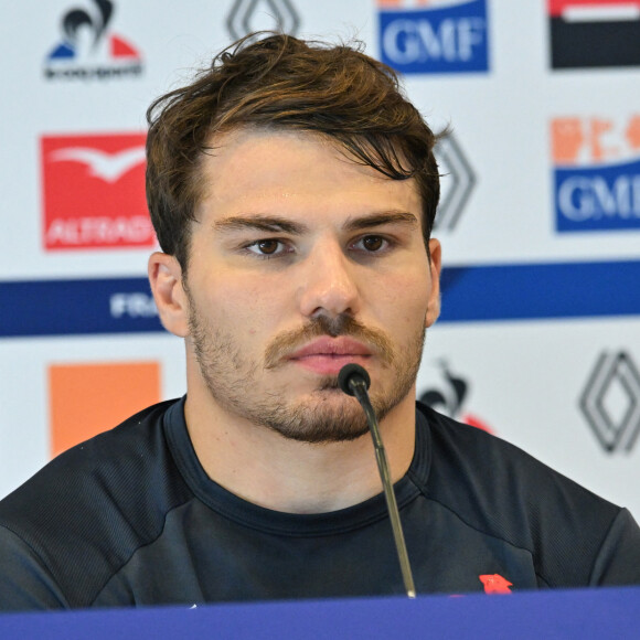 Antoine Dupont va devoir passer un examen neurologique "par précaution".
Antoine Dupont - A.Dupont et R.Ibanez, manager général du XV de France, en conférence de presse à Saint-Etienne, à la veille du match France - Ecosse et quelques semaines avant le début de la Coupe du monde de rugby (8 septembre - 28 octobre 2023), le 11 août 2023. © Frédéric Chambert / Panoramic / Bestimage