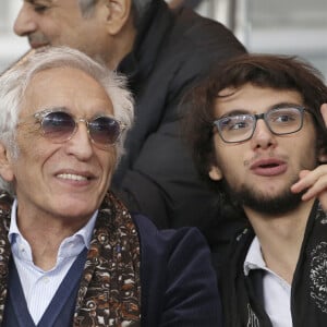 Gérard Darmon et son fils Jules (enfant de Mathilda May) - People au match Psg-Marseille au Parc des Princes à Paris le 4 octobre 2015.