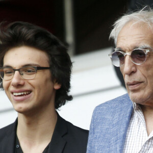 Gérard Darmon et son fils Jules (fils de Mathilda May) - People au match de Ligue 1 entre le PSG Evian Thonon Gaillard au Parc des Princes à Paris le 23 avril 2014.