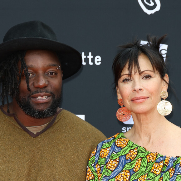 Sly Johnson et Mathilda May à l'inauguration de l'expérience "Tim Burton Le labyrinthe" à l'espace Chapiteaux du parc de la Villette à Paris, France, le 20 mai 2023. © Coadic Guirec/Bestimage 