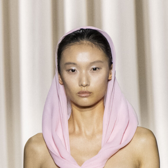 Un mannequin lors du défilé de mode prêt-à-porter Giambattista Valli Printemps/été 2024 lors de la Fashion Week de Paris (PFW), au Pavillon Vendôme, à Paris, France, le 29 septembre 2023.