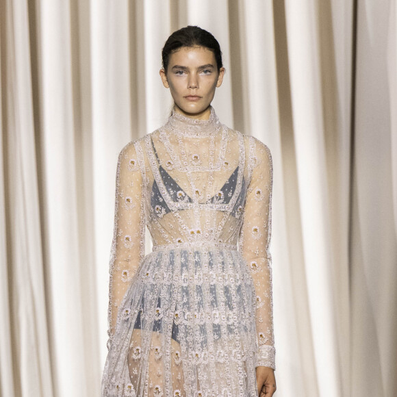 Un mannequin lors du défilé de mode prêt-à-porter Giambattista Valli Printemps/été 2024 lors de la Fashion Week de Paris (PFW), au Pavillon Vendôme, à Paris, France, le 29 septembre 2023.
