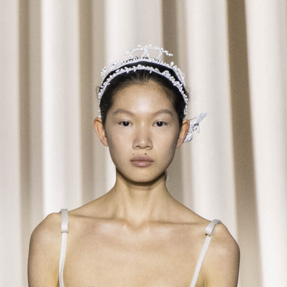 Un mannequin lors du défilé de mode prêt-à-porter Giambattista Valli Printemps/été 2024 lors de la Fashion Week de Paris (PFW), au Pavillon Vendôme, à Paris, France, le 29 septembre 2023.