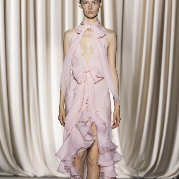 Un mannequin lors du défilé de mode prêt-à-porter Giambattista Valli Printemps/été 2024 lors de la Fashion Week de Paris (PFW), au Pavillon Vendôme, à Paris, France, le 29 septembre 2023.