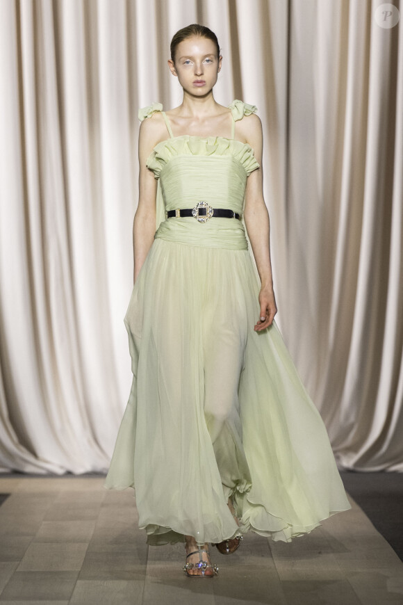 Un mannequin lors du défilé de mode prêt-à-porter Giambattista Valli Printemps/été 2024 lors de la Fashion Week de Paris (PFW), au Pavillon Vendôme, à Paris, France, le 29 septembre 2023.