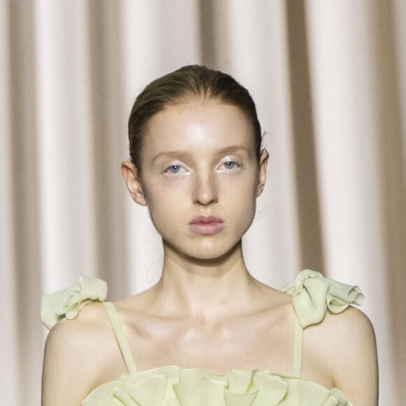 Un mannequin lors du défilé de mode prêt-à-porter Giambattista Valli Printemps/été 2024 lors de la Fashion Week de Paris (PFW), au Pavillon Vendôme, à Paris, France, le 29 septembre 2023.