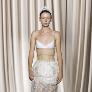 Un mannequin lors du défilé de mode prêt-à-porter Giambattista Valli Printemps/été 2024 lors de la Fashion Week de Paris (PFW), au Pavillon Vendôme, à Paris, France, le 29 septembre 2023.