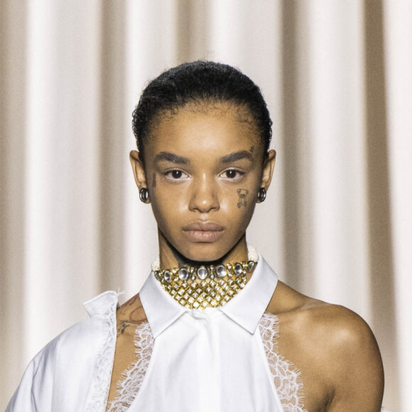 Un mannequin lors du défilé de mode prêt-à-porter Giambattista Valli Printemps/été 2024 lors de la Fashion Week de Paris (PFW), au Pavillon Vendôme, à Paris, France, le 29 septembre 2023.