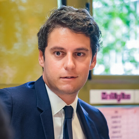 Gabriel Attal, ministre de l'Education nationale, en visite à l'école Arche Guédon à Torcy dans le cadre des stages de remise à niveau, le 25 août 2023. © Baptiste Autissier / Panoramic / Bestimage 