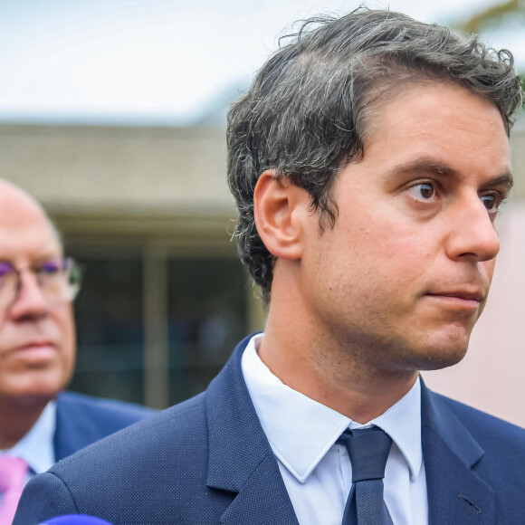 Gabriel Attal, ministre de l'Education nationale, en visite à l'école Arche Guédon à Torcy dans le cadre des stages de remise à niveau, le 25 août 2023. © Baptiste Autissier / Panoramic / Bestimage 