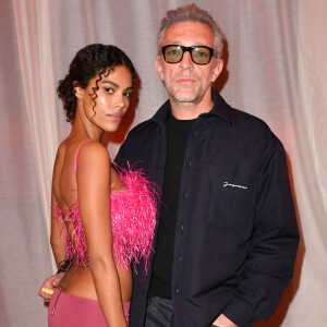 De son côté, Vincent Cassel avait été remarqué sur les réseaux sociaux pour avoir (beaucoup) complimenté une jeune mannequin Narah Baptista.
Vincent Cassel et sa femme Tina Kunakey - Photocall en front row du défilé "Le Raphia" de la maison Jacquemus au Bourget le 12 décembre 2022. © Veeren / Clovis / Bestimage