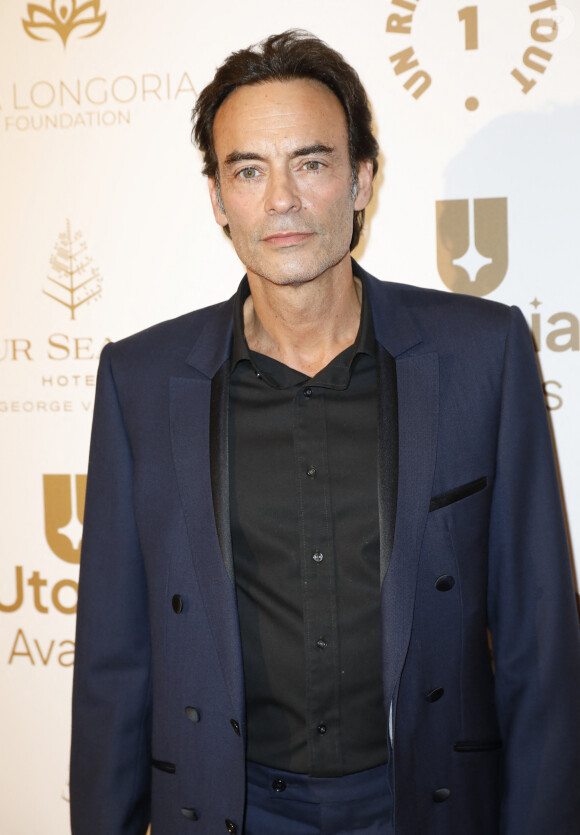 Anthony Delon - Photocall de la 10ème édition du "Global Gift Gala 2022" au Four Seasons Hotel George V à Paris le 19 novembre 2022. Ce traditionnel dîner de charité organisé chaque année par Thierry Martino qui en assure les Relations Publiques, a pour vocation de collecter des fonds en faveur de Global Gift Foundation et de Eva Longoria Foundation. Leur mission est de venir en aide aux femmes et aux enfants partout où cela est nécessaire, notamment en soutenant financièrement des projets associatifs ciblés permettant d'améliorer le quotidien des personnes en situation de précarité. Chaque année la Fondation Global Gift choisit également une association locale afin de lui reverser une part des bénéfices de la soirée. Cette année c'est l'association " Un Rien C'est Tout " présidée par Cécile Duffau qui a été choisie. Cette association défend 4 grandes causes qui sont : le droit à la dignité, l'enfance, la santé et l'environnement. En tout ce sont plus de 190 projets réalisés et près de 3 millions d'euros collectés depuis sa création en 2016. Outre Eva Longoria, de nombreux invités ont foulé le tapis rouge. Christophe Beaugrand et Béatrice Rosen ont endossé les rôles de Maitre et Maîtresse de Cérémonie. (En français pour lui, en anglais pour elle) Pour l'animation musicale, la Fondation a pu compter sur la présence de Camille Lellouche qui a subjugué l'assistance du Global Gift Gala en reprenant quelques-uns de ses succès, ainsi que de la participation surprise d'Hélène Segara qui est montée à l'improviste sur scène pour entonner son tube " Il y a trop de gens qui t'aiment " devant un parterre d'invités conquis. Une vente aux enchères s'est déroulée sous la houlette de Julien Brunie, DG de Christie's, dévoilant des lots d'exception tels qu'une peinture d'Auguste, l'artiste phare du french pop Art, un dîner avec Eva Longoria herself ... ou bien encore une sculpture de Richard Orlinski (qui a reçu le Global Gift Utopia Award des mains d'Eva Longoria récompensant ses engagements humanitaires, tout comme l'entrepreneur espagnol, Javier Garcia qui lui a reçu le Global Gift Philanthropreneur Award) La soirée a pu être imaginée grâce au soutien des sponsors UTOPIA Avatars, (Société basée sur l'écosystème NFT utilisant la puissance de la blockchain pour amplifier sa mission de sensibilisation à la construction d'un monde plus éthique) ainsi que de la marque de bijoux APM Monaco qui a, pour l'occasion, paré Eva Longoria de magnifiques créations. Quant au diner, signé Christian Le Squer, Chef étoilé du restaurant " Le Cinq ", il fut sublimé grâce aux vins Château Enclos Haut Mazeyres, Appellation POMEROL, et les champagnes BOLL&Cie. © Marc Ausset-Lacroix / Bestimage 