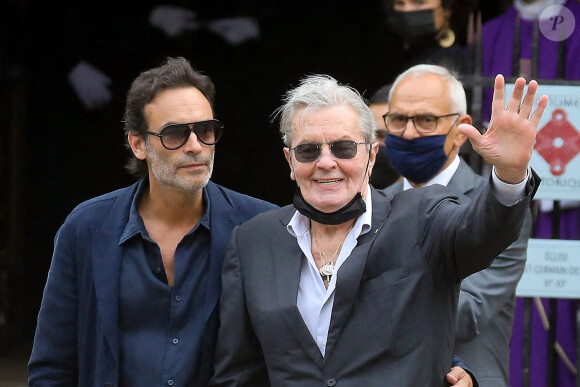 Alain Delon et son fils Anthony - Obsèques de Jean-Paul Belmondo en l'église Saint-Germain-des-Prés, à Paris le 10 septembre 2021. © Dominique Jacovides / Bestimage 