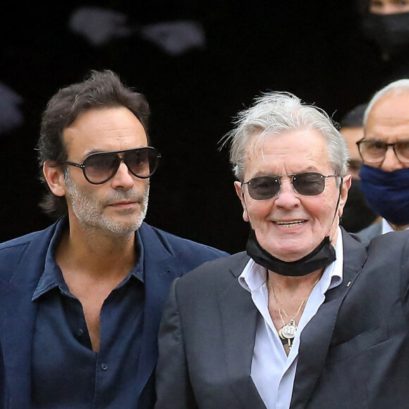 Alain Delon et son fils Anthony - Obsèques de Jean-Paul Belmondo en l'église Saint-Germain-des-Prés, à Paris le 10 septembre 2021. © Dominique Jacovides / Bestimage 