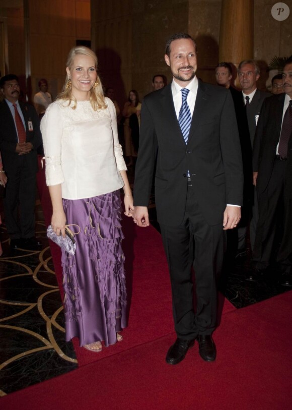 Haakon et Mette-Marit de Norvège, suffisamment remise de sa blessure aux cervicales, sont en visite en Malaisie, début mars 2010