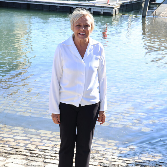 Un sujet qu'elle avait abordée il y a quelques années dans une interview accordée au "Parisien".
Muriel Robin lors du photocall du film "Les yeux grands fermés" lors de la 25ème édition du Festival de la fiction de la Rochelle, France, le 14 septembre 2023. © Denis Guignebourg/BestImage 