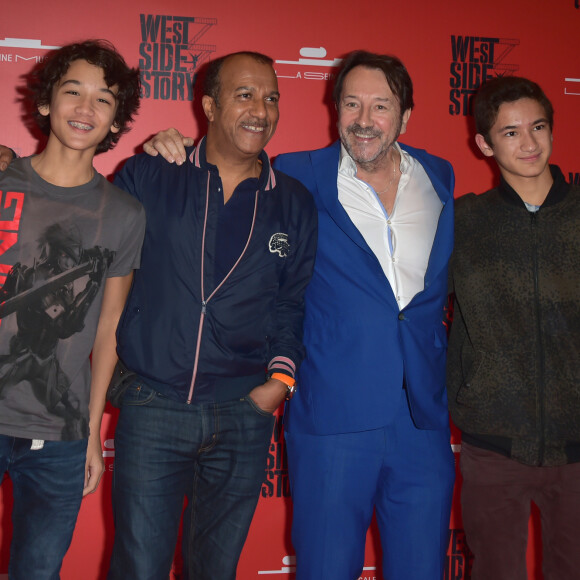 Il les emmenait en octobre 2017 à la soirée de gala de la comédie musicale "West Side Story".
Pascal Légitimus, Jean-Hugues Anglade et ses fils Pierre-Louis et Emile - Soirée de gala de la comédie musicale "West Side Story" à la Seine Musicale à Boulogne-Billancourt le 16 octobre 2017. © Giancarlo Gorassini/Bestimage