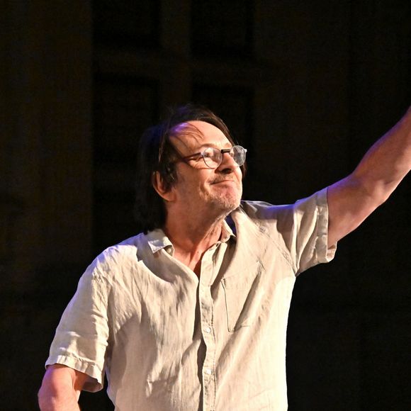 Exclusif - Jean-Hugues Anglade durant la lecture de "Je me suis bien amusé. Au revoir et merci" lettres de Romain Gary, mise en scène de Jérémie Lippmann et adaptatée par Virginie Berling lors de la soirée de clôture, dans la cour du château de Grignan, de la 26ème édition du festival de la Correspondance de Grignan, France, le 9 juillet 2022. © Bruno Bebert/Bestimage 