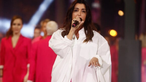 "Continuons tous ensemble à...." : Jenifer en mini-robe sur les Champs-Elysées pour Octobre rose, une grande soirée