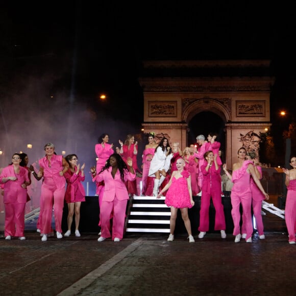 à l'occasion d'un défilé organisé pour "Octobre Rose".
Exclusif - Jenifer Bartoli - Défilé de l'association Ruban Rose à l'occation du lancement d'octobre rose sur les Champs Elysées à Paris, France, le 01 octobre 2023.© Christophe Clovis / Bestimage 