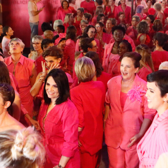 Qui pour rappel est une campagne annuelle qui sensibilise les femmes au dépistage du cancer du sein.
Exclusif - - Défilé de l'association Ruban Rose à l'occation du lancement d'octobre rose sur les Champs Elysées à Paris, France, le 01 octobre 2023.© Christophe Clovis / Bestimage 