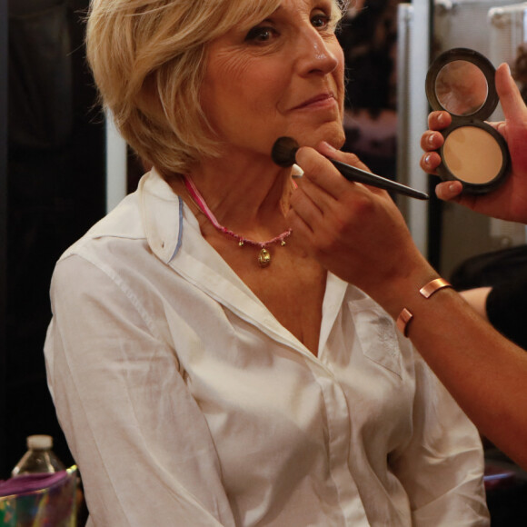 Exclusif - Evelyne Dhéliat - Backstage du défilé de l'association Ruban Rose à l'occation du lancement d'octobre rose sur les Champs Elysées à Paris, France, le 01 octobre 2023. Cette année, l'association Ruban Rose à l'origine du projet fête ses 20 ans. À l'occasion du 1er octobre, elle a réuni sur les Champs-Elysées 99 femmes et 1 homme, atteints, en rémission ou guéris du cancer du sein, aux côtés de 100 blouses blanches (chercheurs, médecins, soignants). E. Dhéliat, C. Tagbo et A. Detollenaere, marraines de l'association et touchées elles aussi par le cancer du sein, étaient présentes à leurs côtés. Au fil des éditions, certaines se réengagent et poursuivent ainsi la dynamique de cohésion et de soutien auprès de l'association Ruban Rose. L'évènement a été mis en musique par la chanteuse Jenifer et chorégraphié par M.Kerkouche. Trois monuments emblématiques français se sont illuminés en rose pour contribuer à la sensibilisation aux côtés de l'Association : l'Arc de Triomphe, la tour Eiffel, et l'Assemblée nationale. © Christophe Clovis / Bestimage 