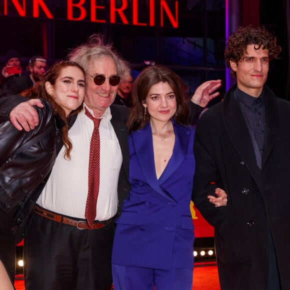 Histoire de famille compliquée.
Esther Garrel, Louis Garrel, Philippe Garrel, Lena Garrel - Première du film "Le Grand Chariot" lors de la 73e édition du festival international du film de Berlin.