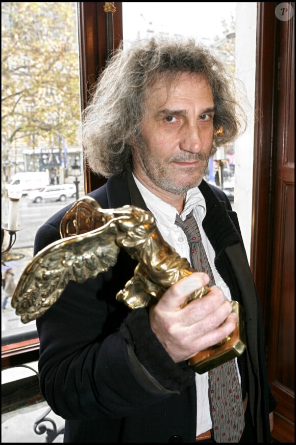 Philippe Garrel lauréat du prix Louis Delluc 2005 au Fouquet's pour son film "Les amants réguliers".