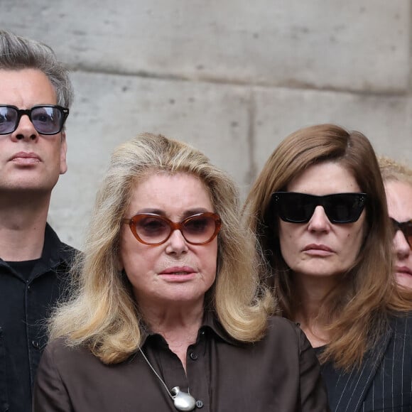 Benjamin Biolay, Catherine Deneuve, Chiara Mastroianni - Sorties des célébrités aux obsèques de Jane Birkin en l'église Saint-Roch à Paris. Le 24 juillet 2023 © Jacovides-KD Niko / Bestimage 