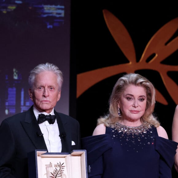 Chiara Mastroianni (maîtresse de cérémonie), Michael Douglas reçoit la palme d'honneur, Catherine Deneuve, Uma Thurman - Cérémonie d'ouverture du 76ème Festival International du Film de Cannes, au Palais des Festivals à Cannes. Le 16 mai 2023. © Borde-Jacovides-Moreau / Bestimage 